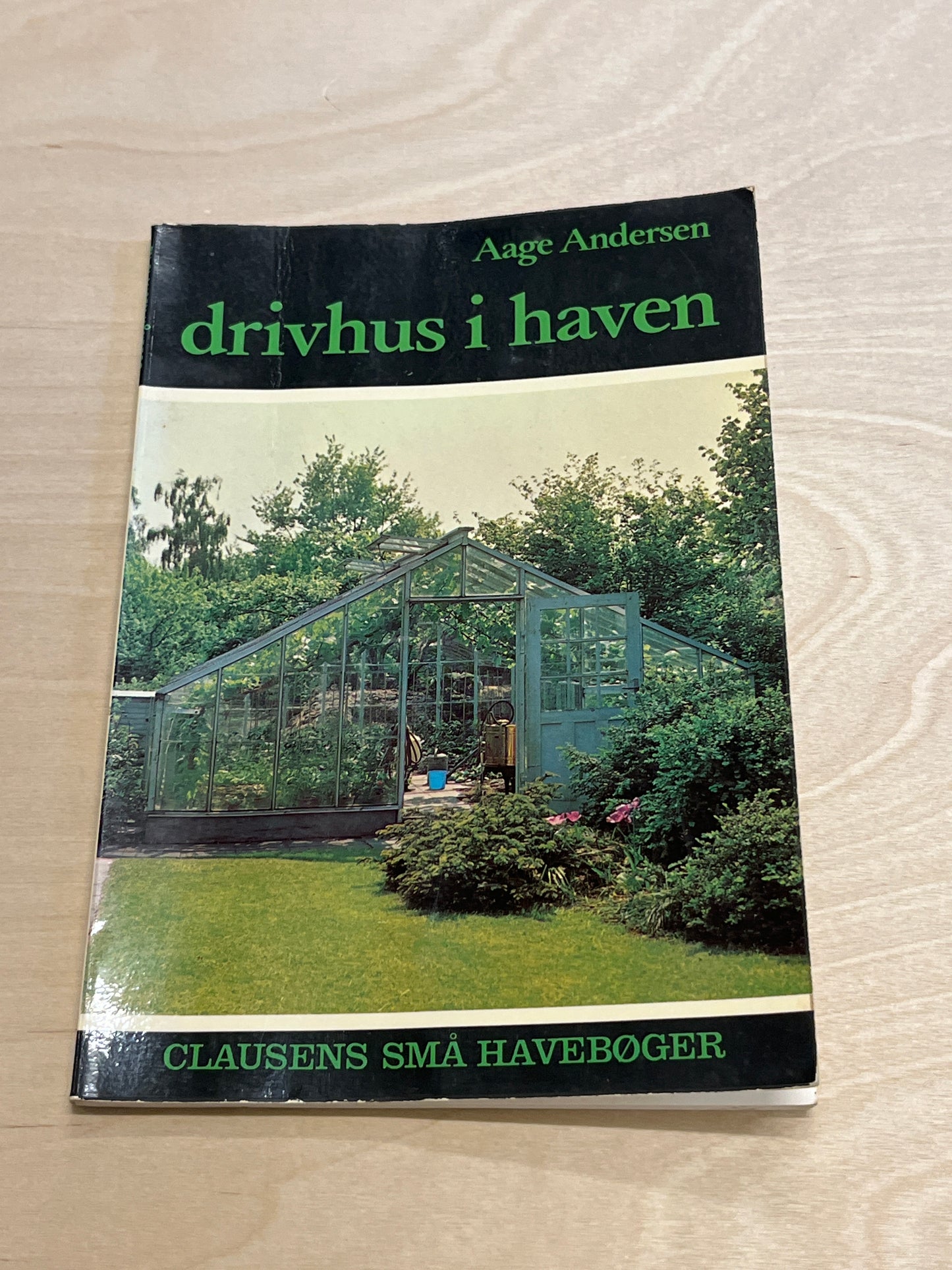 'Drivhus i haven', af Aage Andersen