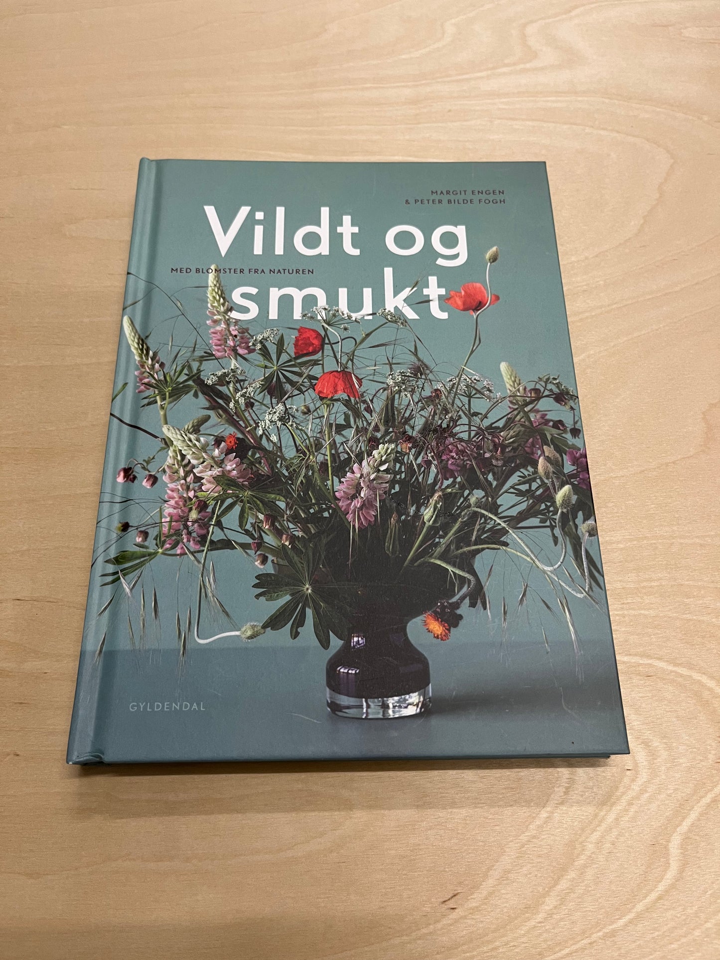 'Vildt og smukt med blomster fra naturen', af Margit Engen m.fl.